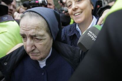 Sor María, a la salida del juzgado en abril pasado.