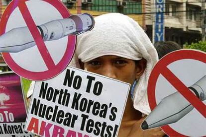 Un manifestante muestra un cartel en el que se lee "No a las pruebas nucleares de Corea del Norte", ayer en la ciudad de Quezon (Filipinas).