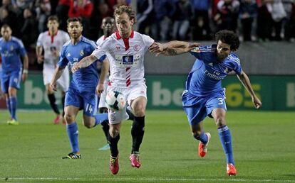 Rakitic lleva el balón ante la persecución de Pepe.