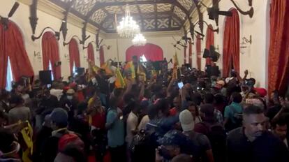 El presidente Gotabaya Rajapaksa huyó minutos antes de la llegada de la multitud, según fuentes del Ministerio de Defensa, que señalan que “ha sido escoltado a un lugar seguro y está protegido por una unidad militar”. En la imagen, los manifestantes acceden al interior de la residencia presidencial en Colombo, la capital de Sri Lanka.
