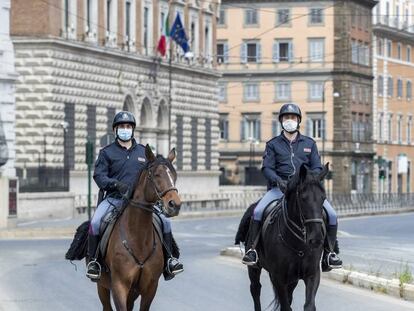 Dos policías italianos patrullan en las calles de Roma esta semana. 
 