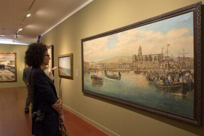 Visitantes ante la obra <b><i>Muelle del puerto de Málaga</b></i>, de José Gartner, en la muestra <b><i>Málaga en la pintura del siglo XIX</b></i>.