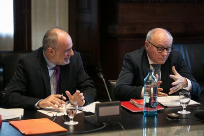 El letrado mayor del Parlament, Joan Ridao, conversa con el secretario general del hemiciclo, Xavier Muro.