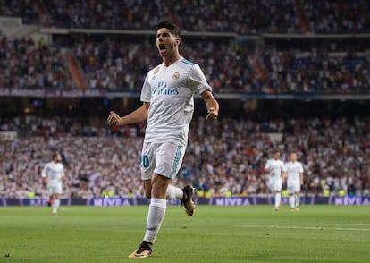 Marco Asensio celebra el gol del 1-0 al Valencia.
