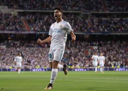 Marco Asensio celebra el gol del 1-0 al Valencia. 