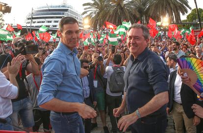 El presidente del Gobierno de España, Pedro Sánchez, junto al candidato del PSOE a la presidencia de la Junta de Andalucía, Juan Espadas, durante el cierre de campaña en Sevilla, el 17 de junio.