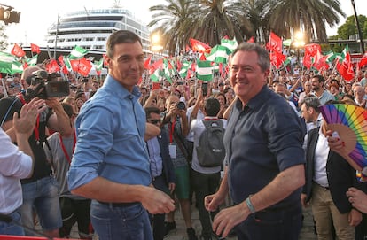 El presidente del Gobierno de España, Pedro Sánchez, junto al candidato del PSOE a la presidencia de la Junta de Andalucía, Juan Espadas, durante el cierre de campaña en Sevilla, el 17 de junio.