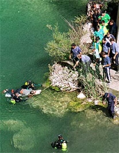 Imagen del momento del rescate del cadáver de Miguel Angel Calvera, en el embalse de Santa Ana.