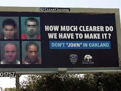 Una valla publicitaria muestra las fotos de cuatro hombres que solicitaron servicios de prostitutas, en California.