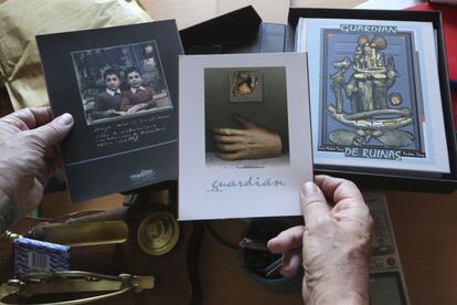 'El Guardian de las ruinas' es un libro de artista que hizo junto a su hermano, el pintor y escultor Antón Díez. Es el primero de una colección, 'Libros en el desván', que pretenden sacar poco a poco. El escritor hace los textos y el pintor las ilustraciones, igual que cuando eran niños: él escribía cuentos, su hermano los pintaba y luego los vendían. El nombre de la colección alude al lugar de juegos de su infancia en el piso más alto de la Casa Consistorial donde trabajaba su padre.