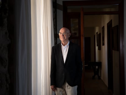 Lorenzo Serra Ferrer posa en su hotel rural S'Olivaret, ubicado en el municipio de Alaró, Mallorca.