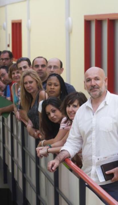 El grupo de Torrelavega con el coordinador, Manuel Cabo, al frente.