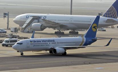 Imagen de un Boeign 737-800 en el aeropuerto de Fráncfort, Alemania, perteneciente a la aerolínea Ukraine International.