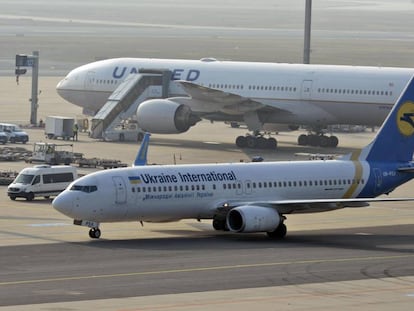 Imagen de un Boeign 737-800 en el aeropuerto de Fráncfort, Alemania, perteneciente a la aerolínea Ukraine International.