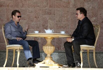 Bono reunido con el presidente ruso, Dimitry Medvedev, en la residencia presidencial en Sochi en agosto de 2012.
