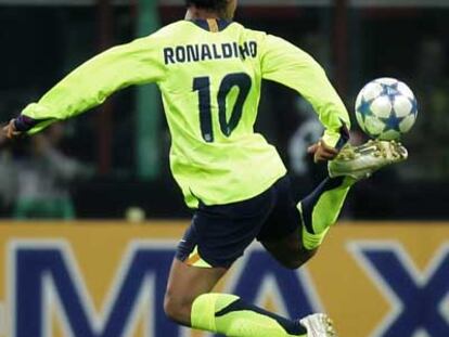 Ronaldinho hace un control de espuela.