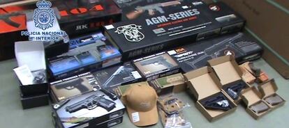La policía se ha incautado de más de 6.200 artículos de equipamiento militar falsificados.