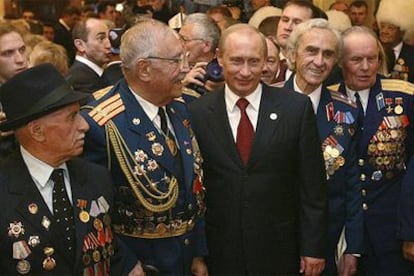 El presidente Vladímir Putin (en el centro), junto a veteranos de la II Guerra Mundial, 

en el teatro Bolshoi de Moscú.