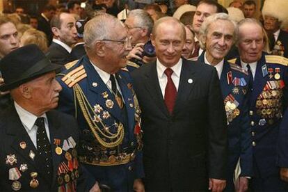 El presidente Vladímir Putin (en el centro), junto a veteranos de la II Guerra Mundial,
en el teatro Bolshoi de Moscú.