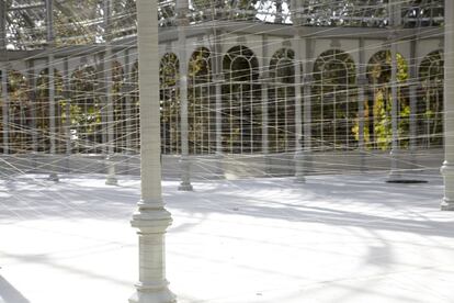 Vista de la instalación de Jirï Kovanda, 'Dos anillos dorados', en el Palacio de Cristal.