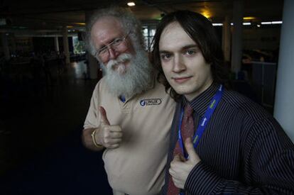 El encuentro de dos generaciones: John 'Maddog' y elhacker Georgy Berolyshev en la Campus Party de Brasil 2009.