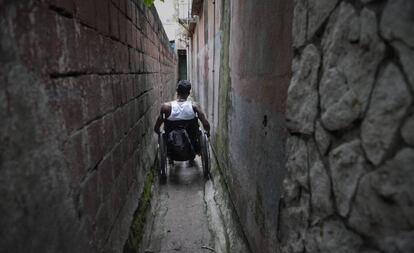 En República Dominicana, Vicente atraviesa cada día el estrecho camino que conduce a su casa.