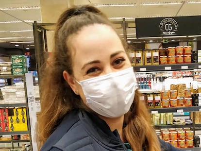 Paula Rivas, en su puesto de cajera de Hipercor.