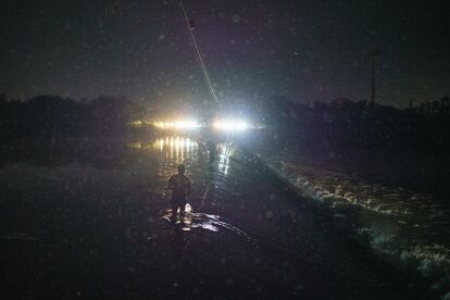 Policías estatales de Texas bloquean el acceso a una presa en el río Grande por donde han llegado los migrantes haitianos.