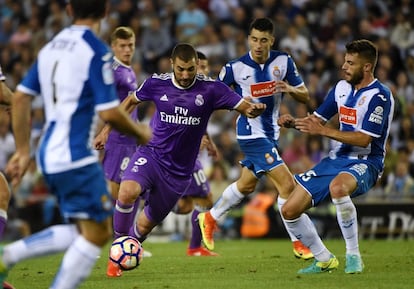Bezema defiende el balón ante varios jugadores del Espanyol.