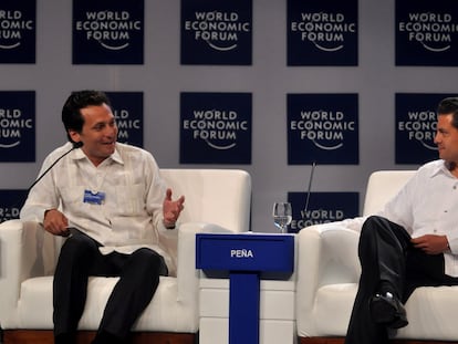 Emilio Lozoya habla con el expresidente Peña Nieto, durante el foro económico mundial en 2010.