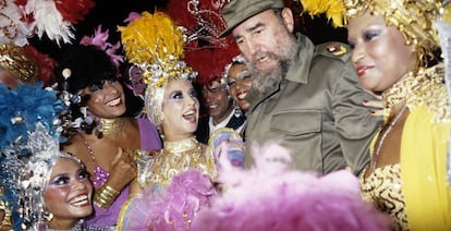 Felipe González y Fidel Castro, con las bailarinas de Tropicana.