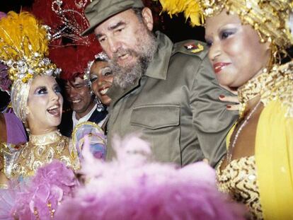 Felipe González y Fidel Castro, con las bailarinas de Tropicana.