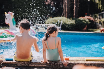 Dos niños juegan en una piscina en A Coruña.