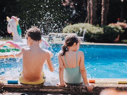 Dos niños juegan en una piscina en A Coruña.