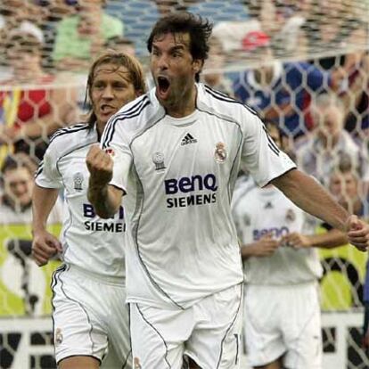 Van Nistelrooy celebra uno de sus goles ante Salgado, que acude a felicitarle.