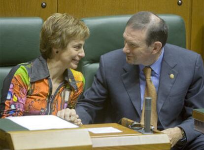 La consejera y portavoz Miren Azkarate habla con el <i>lehendakari</i> Ibarretxe en un pleno del Parlamento.