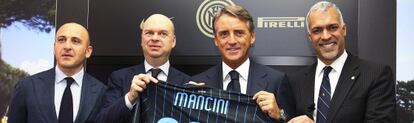 El técnico Roberto Mancini, tercero por la izquierda, durante su presentación.