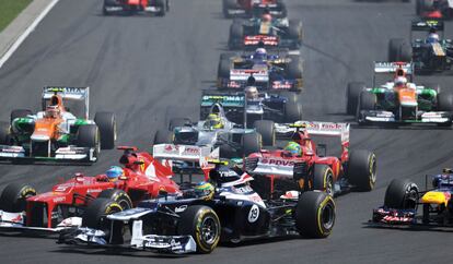Fernando Alonso, luchando por ganar una posición.
