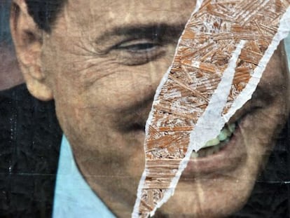 Un cartel electoral de Berlusconi rasgado en Livorno.