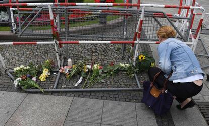 Una mujer deja flores frente a la Embajada Francesa en Berlín, después de los atentados de Niza.