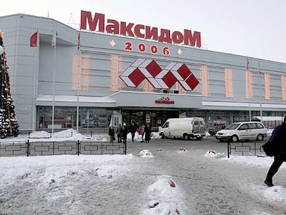 Vista del supermercado de la cadena Maxidón, en San Petersburgo, donde estalló ayer la bomba con gas.