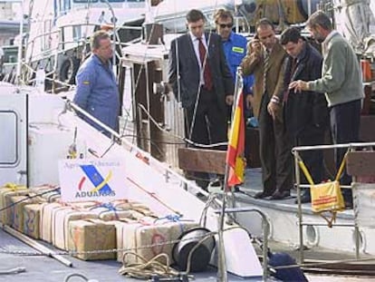 El juez Vázquez Taín, en el centro de la imagen, a bordo de un barco con droga intervenido por la policía en 2001.