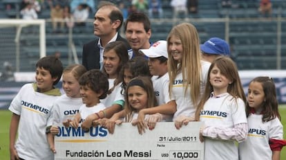 Messi, rodeado de crianças em uma partida beneficente.