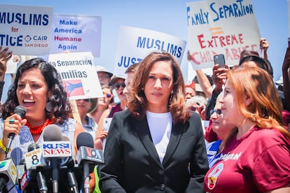 Kamala Harris pidiendo el fin de la práctica atroz de la separación familiar, al exterior del Centro de Detención de Otay Mesa, en el sur de California, el 22 de junio de 2018.