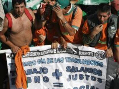 Manifestantes y trabajadores miembros de sindicatos agrupados en la Confederación General del Trabajo (CGT) participan en un acto multitudinario por la celebración del día internacional del trabajo. EFE/Archivo