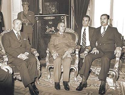El general Franco, con el entonces vicepresidente de Irak, Sadam Husein, y Carlos Arias Navarro, presidente del Gobierno, en el palacio de El Pardo (diciembre de 1974).