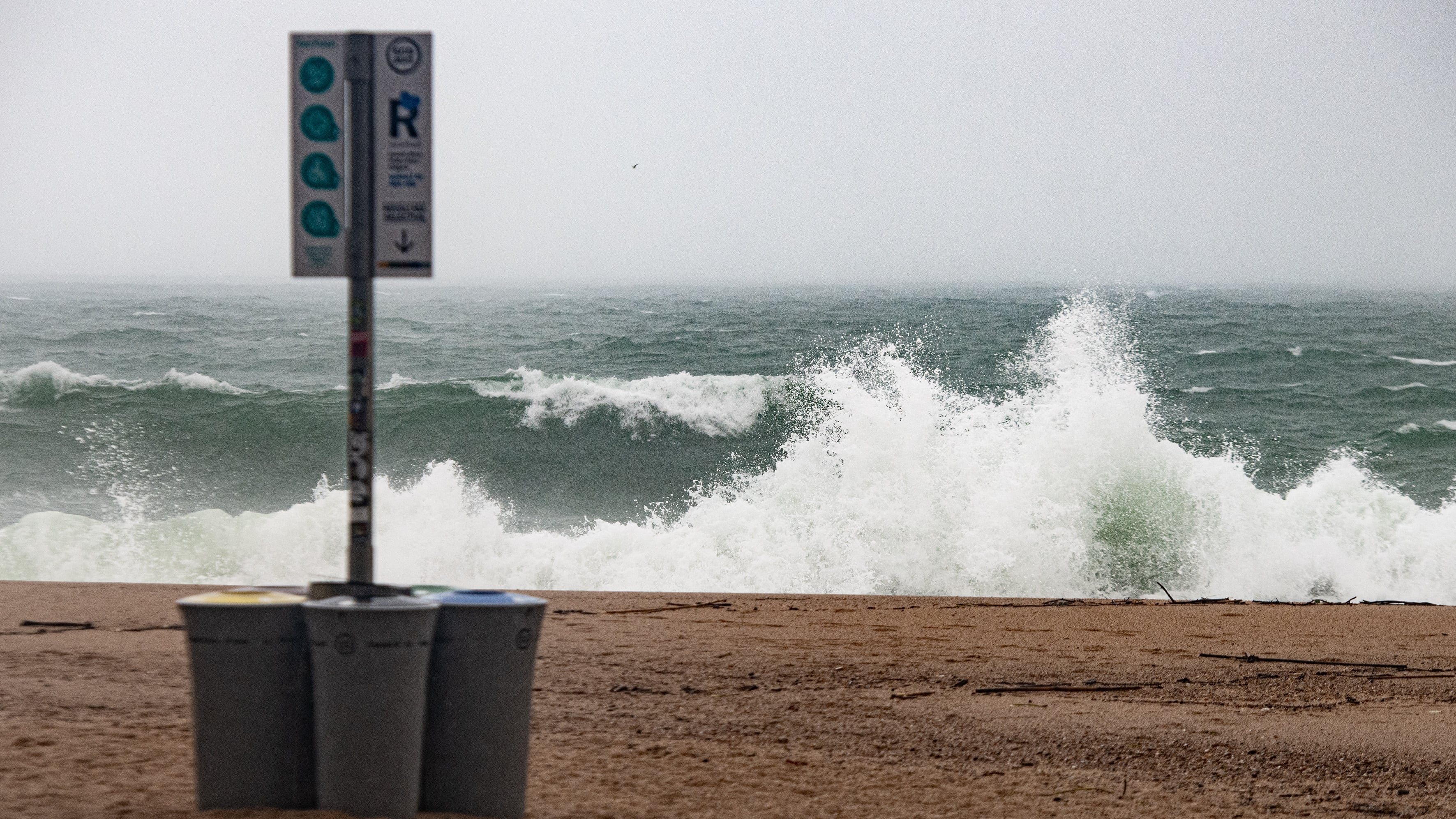 Un hombre de 83 años muere ahogado mientras se bañaba en una playa de Roses