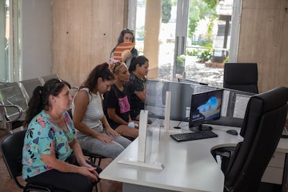 Un grupo de mujeres usuarias del Bonaparte posa para una fotografía dentro del establecimiento. Desde los despidos, el hospital ha permanecido casi vacío, porque el flujo de pacientes y trabajadores ha disminuido.  11 psicólogos y 11 psiquiatras fueron despedidos, también muchos trabajadores administrativos. En la foto hay sillas vacías sin trabajadores