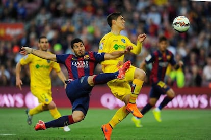 Luis Suárez remata en su primer gol frente al Getafe.