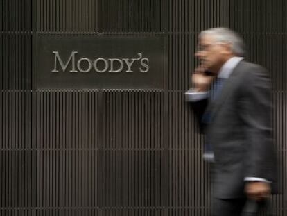 Un hombre pasa por delante de la sede de Moody's en Nueva York